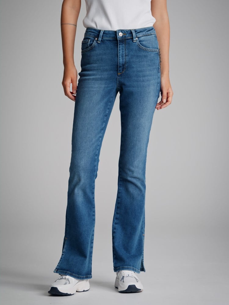 Sophia flared split jeans 7500685_DAB-VAVITE-A22-Modell-Front_chn=match_6655_Sophia flared split jeans DAB_Sophia flared split jeans DAB 7500685.jpg_Front||Front