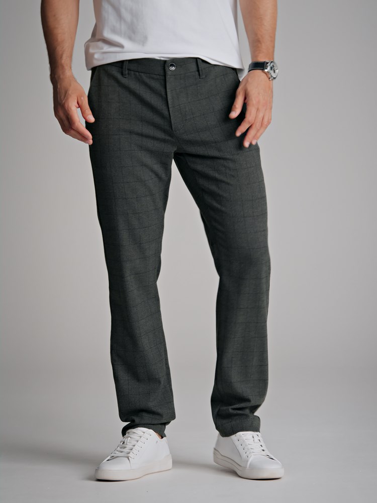 Lorenzo rutet chinos 7500690_ID9-MarioConti-A22-modell-front.jpg_Front||Front