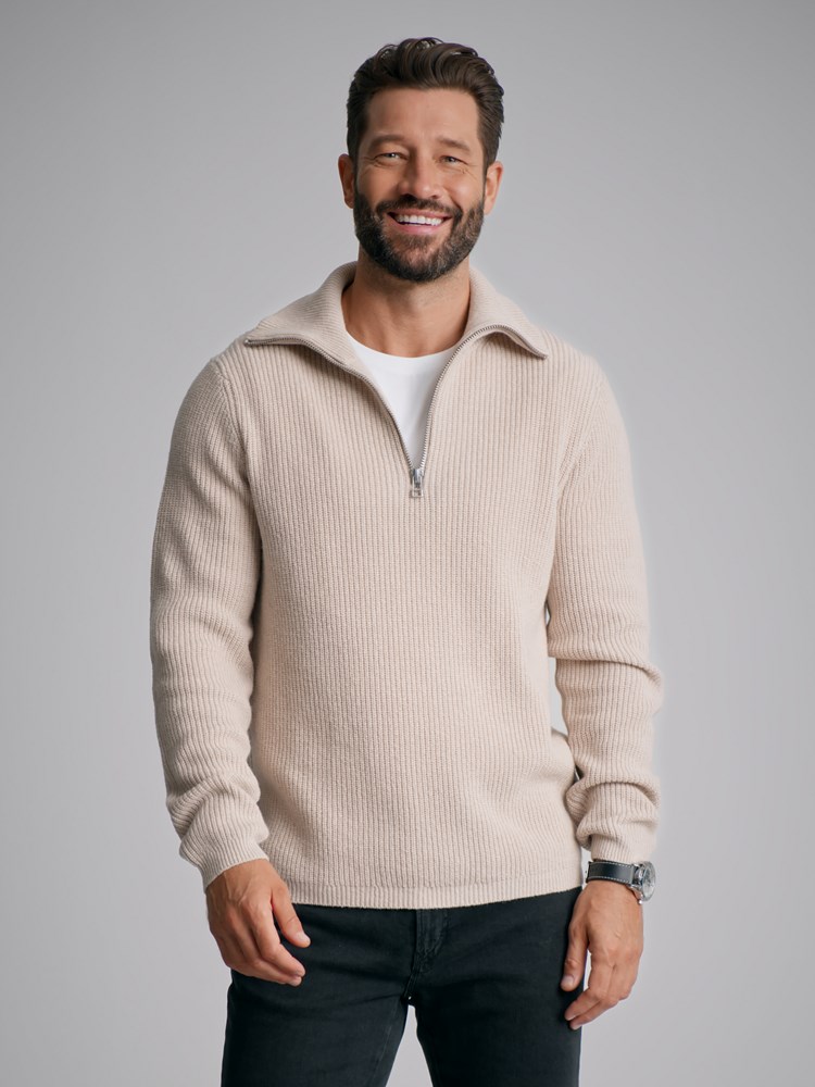Ferrara zip neck 7500792_I2M-MARIOCONTI-W22-Modell-Front_chn=match_835.jpg_Front||Front
