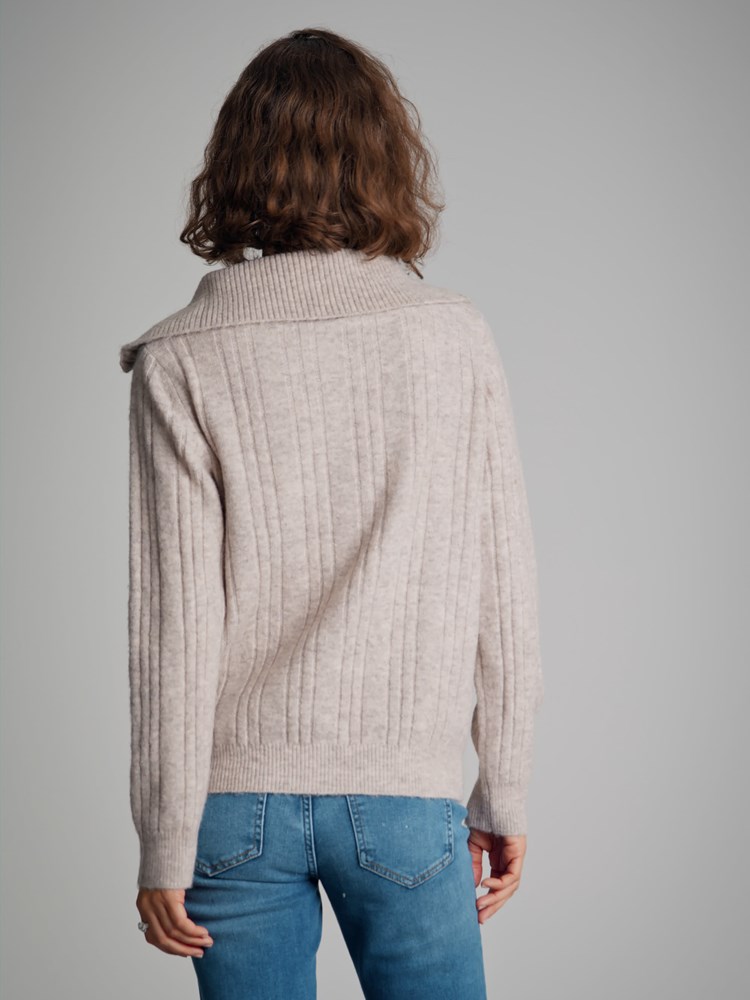 Serena høyhalset genser 7500997_AMU-VAVITE-A22-Modell-Back_chn=match_1028_Serena høyhalset genser AMU_Serena høyhalset genser AMU 7500997.jpg_Back||Back
