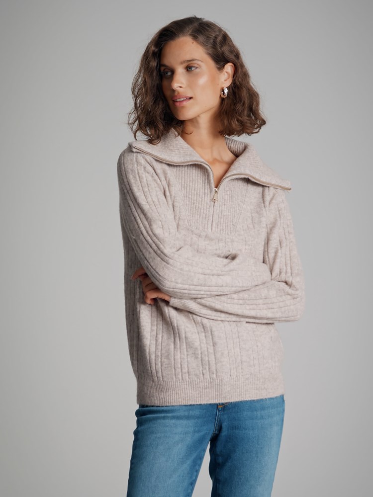 Serena høyhalset genser 7500997_AMU-VAVITE-A22-Modell-Front_chn=match_1720_Serena høyhalset genser AMU_Serena høyhalset genser AMU 7500997.jpg_Front||Front