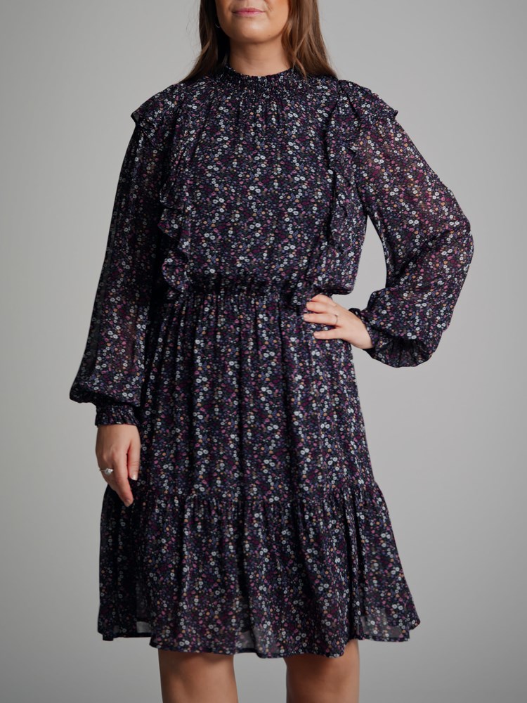 Amelia kjole 7501155_MUG-DONNA-A22-Modell-Front_chn=match_1260_Amelia kjole MUG_Amelia kjole MUG 7501155.jpg_Front||Front