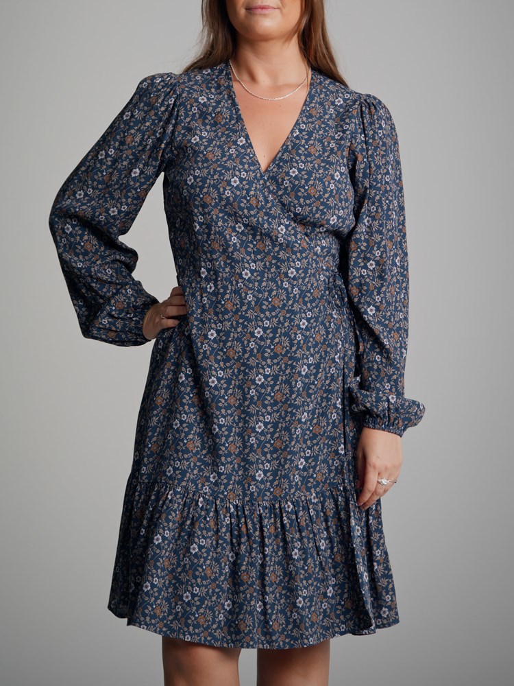 Ariella omslagskjole 7501159_EM1-VAVITE-A22-Modell-Front_chn=match_7070.jpg_Front||Front