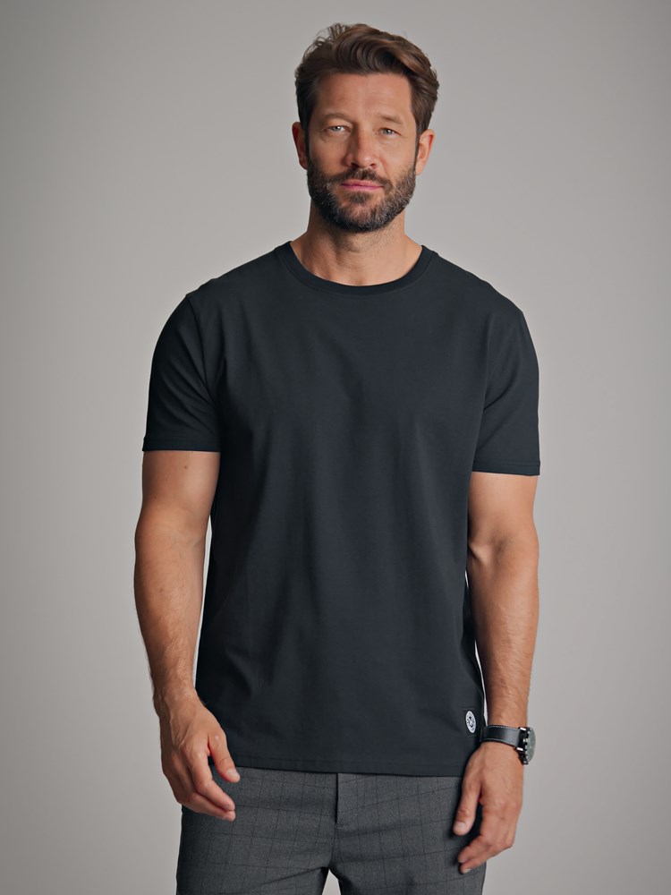 Don t-skjorte 7501347_I8C-MarioConti-A22-modell-front.jpg_Front||Front