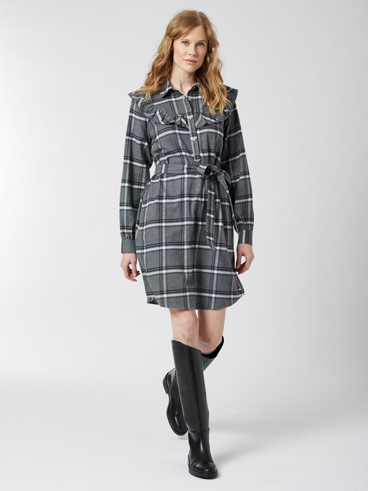 Cille kjole 7501353_EM6-JEANPAUL-W22-Modell-Front_2741_IEB_Cille kjole IEB_Cille kjole IEB 7501428.jpg_