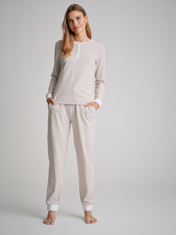Yara pysjsett 7501543_AMU-VAVITE-W22-Modell-Front_chn=match_700_Yara pysjsett AMU 7501543.jpg_Front||Front