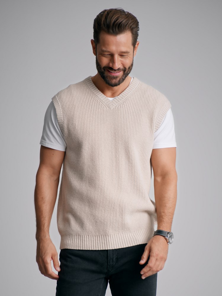 Ferrara vest 7501580_I2M-MarioConti-W22-modell-front.jpg_Front||Front