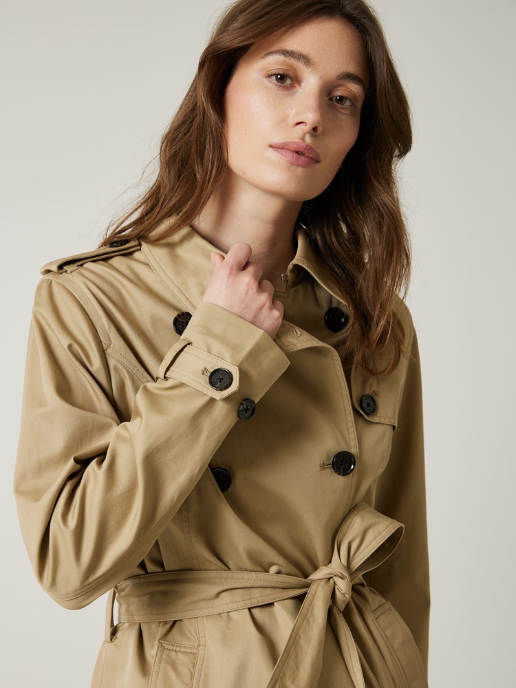 Premier trench 7501784_GMM-JEANPAUL-S23-Modell-Front_4541_Premier trench ABX 7503451.jpg_