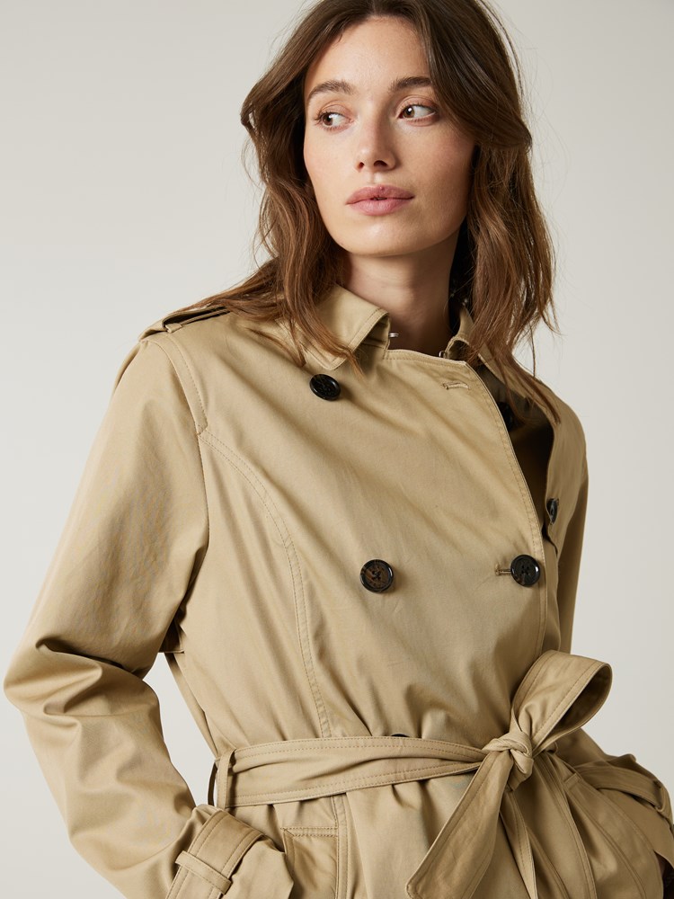 Premier trench 7501784_GMM-JEANPAUL-S23-Modell-Front_5625_Premier trench ABX 7503451.jpg_