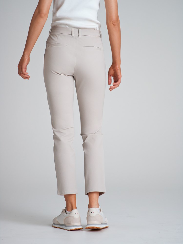 Paris chinos 7501801_ABB-MARIEPHILIPPE-S23-Modell-Back_chn=match_8389_Paris chinos ABB_Paris chinos ABB 7501801_IKKE BRUK - Paris chinos ABB.jpg_Back||Back