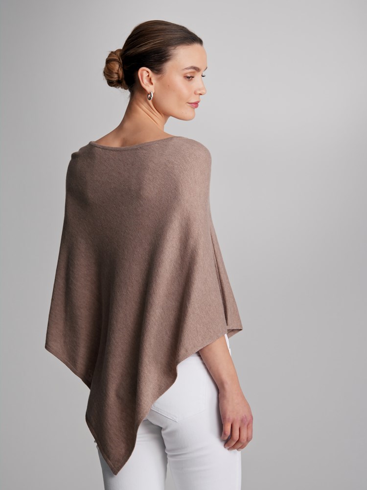 Olea Poncho 7501813_AMU-MARIEPHILIPPE-S23-Modell-Back_chn=match_9031 – Kopi_Olea Poncho AMU 7501813.jpg_Back||Back