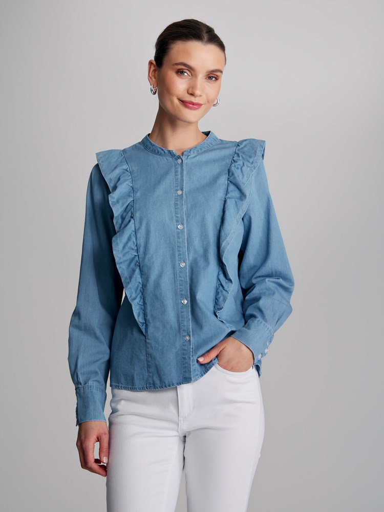 Trine chambray bluse 7501815_ECC-MARIEPHILIPPE-S23-Modell-Front_chn=match_6635_Trine chambray bluse ECC 7501815.jpg_Front||Front
