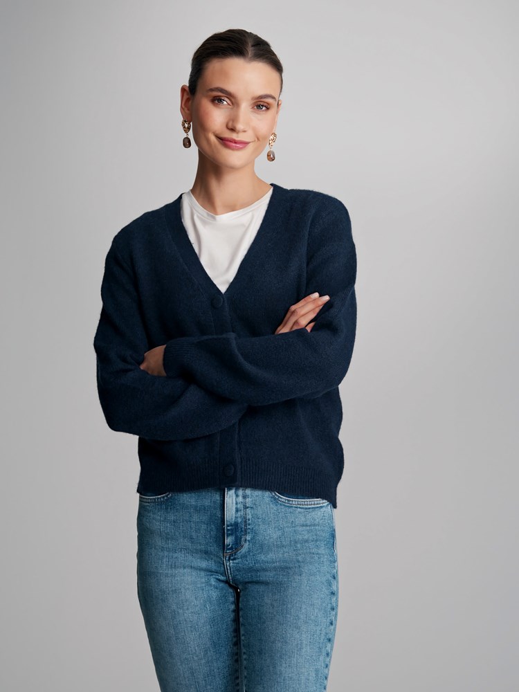 Serena v-hals cardigan 7501877_EM1-VAVITE-S23-Modell-Front_chn=match_4218_Serena v-hals cardigan EM1_Serena v-hals cardigan EM1 7501877.jpg_Front||Front