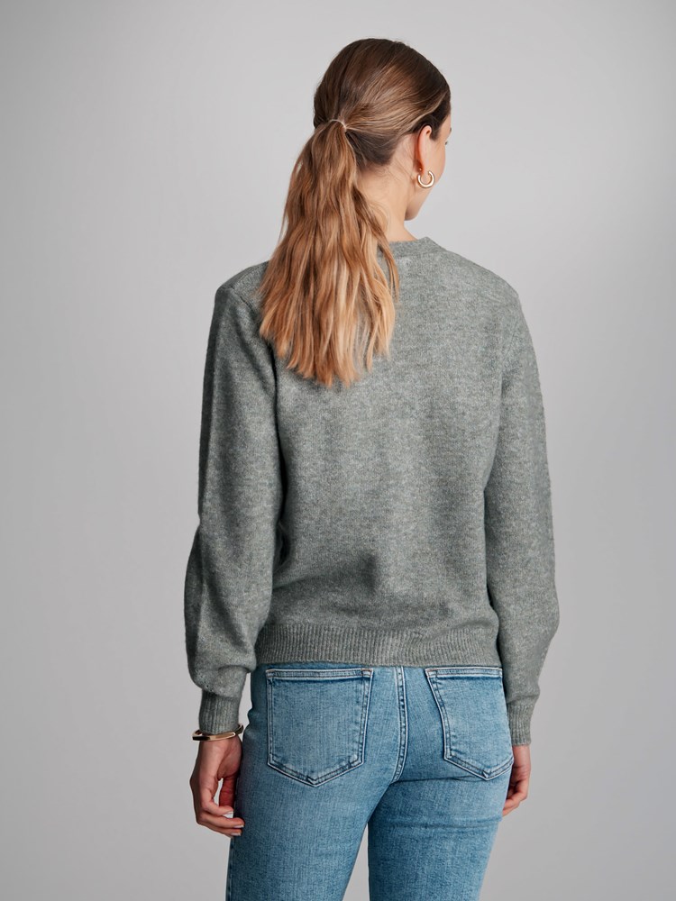 Serena v-hals cardigan 7501877_GLS-VAVITE-S23-Modell-Back_chn=match_8135_Serena v-hals cardigan GLS_Serena v-hals cardigan GLS 7501877.jpg_Back||Back