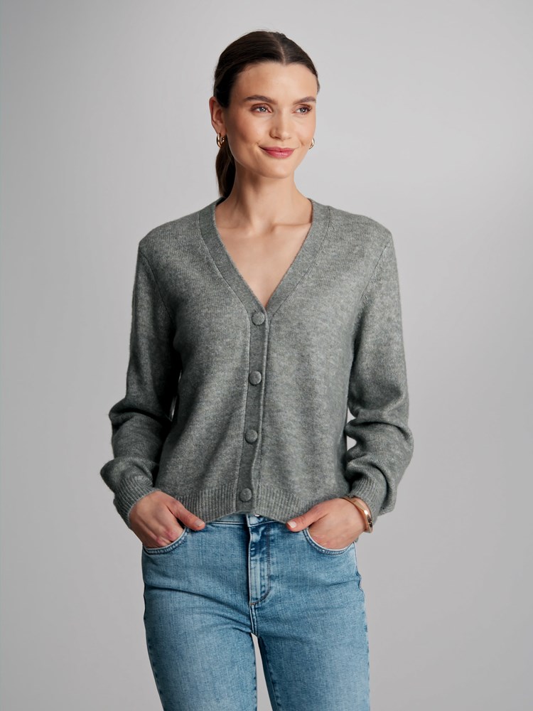 Serena v-hals cardigan 7501877_GLS-VAVITE-S23-Modell-Front_chn=match_5898_Serena v-hals cardigan GLS_Serena v-hals cardigan GLS 7501877.jpg_Front||Front