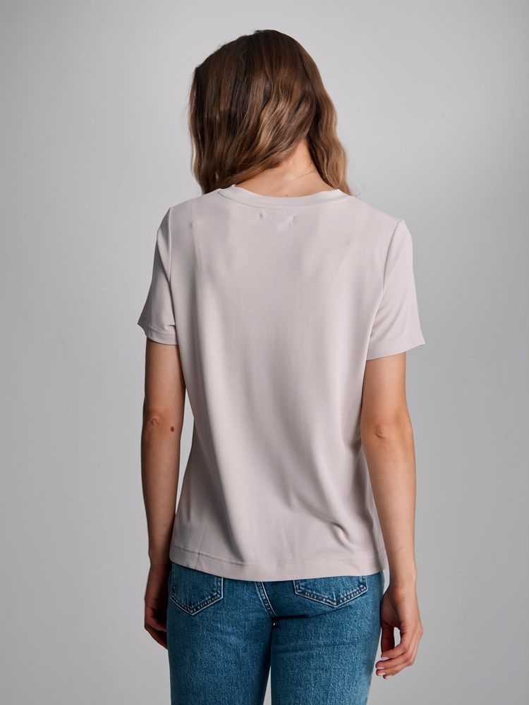 Lisa t-skjorte 7502134_ABB-DONNA-S23-Modell-Back_chn=match_497_Lisa t-skjorte ABB_Lisa t-skjorte ABB 7502134.jpg_Back||Back