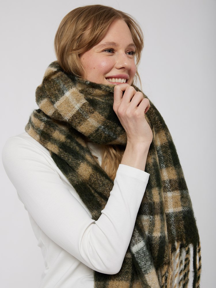 Kelly skjerf 7502171_GUC-JEANPAUL-W22-Modell-Front_5658_Kelly skjerf GUC_Kelly skjerf GUC 7502171.jpg_Front||Front