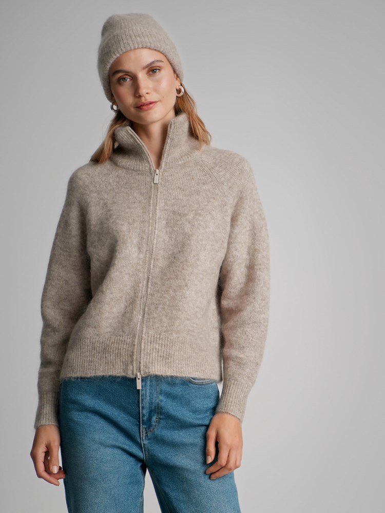 Carmela lue 7502275_AO9-DONNA-W22-Modell-Front_chn=match_6027_Carmela lue AO9_Carmela lue AO9 7502275.jpg_Front||Front