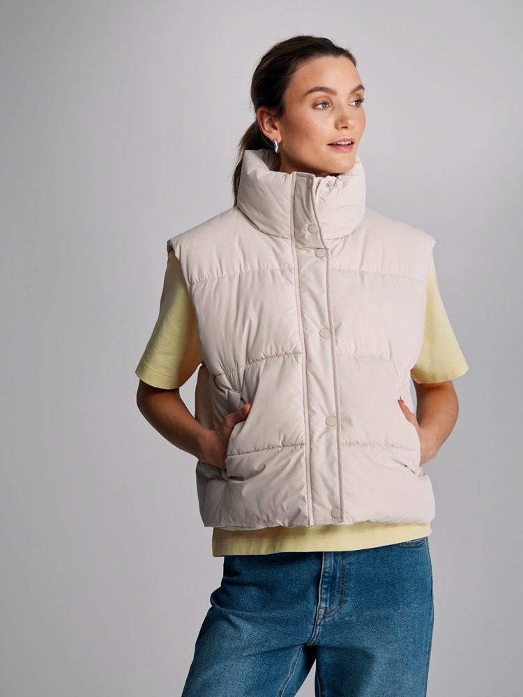 Melisande vest 7502310_O79-DONNA-S23-Modell-Front_chn=match_7398_Melisande vest O79_Melisande vest O79 7502310.jpg_Front||Front