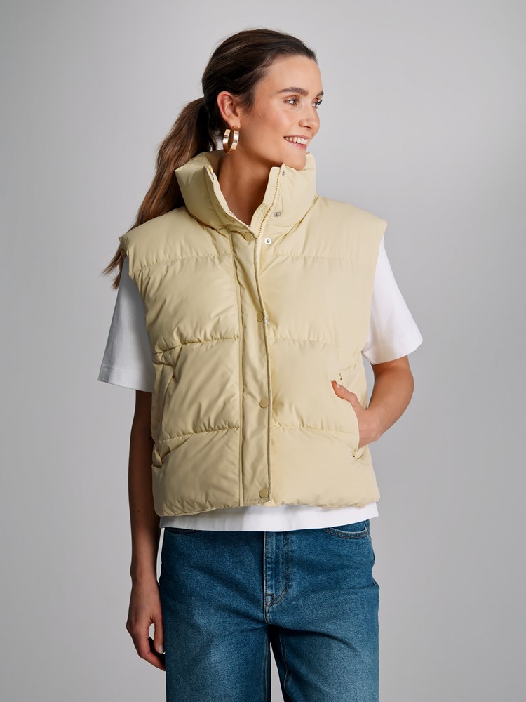Melisande vest 7502310_Q90-DONNA-S23-Modell-Front_chn=match_4898_Melisande vest Q90_Melisande vest Q90 7502310.jpg_Front||Front