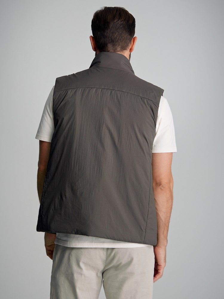 Christiano vest 7502626_GUA-MarioConti-S23-modell-back.jpg_Back||Back