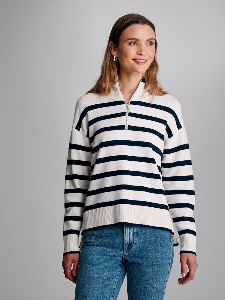 Audrey stripet genser 7502650_O79-VAVITE-S23-Modell-Front_chn=match_9084_Audrey_stripet genser O79_Audrey stripet genser O79_Audrey stripet genser O79 7502650.jpg_