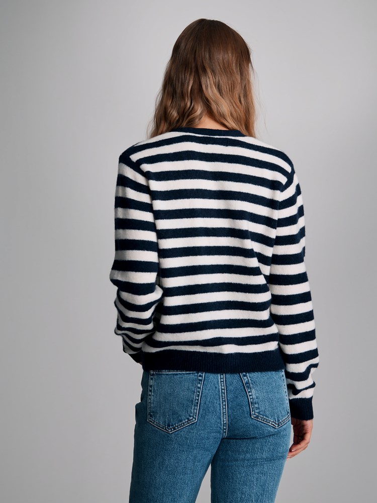Serena stripet v-hals cardigan 7502660_EM1-VAVITE-S23-Modell-Back_chn=match_1528_Serena stripet v-hals cardigan EM1 7502660.jpg_Back||Back