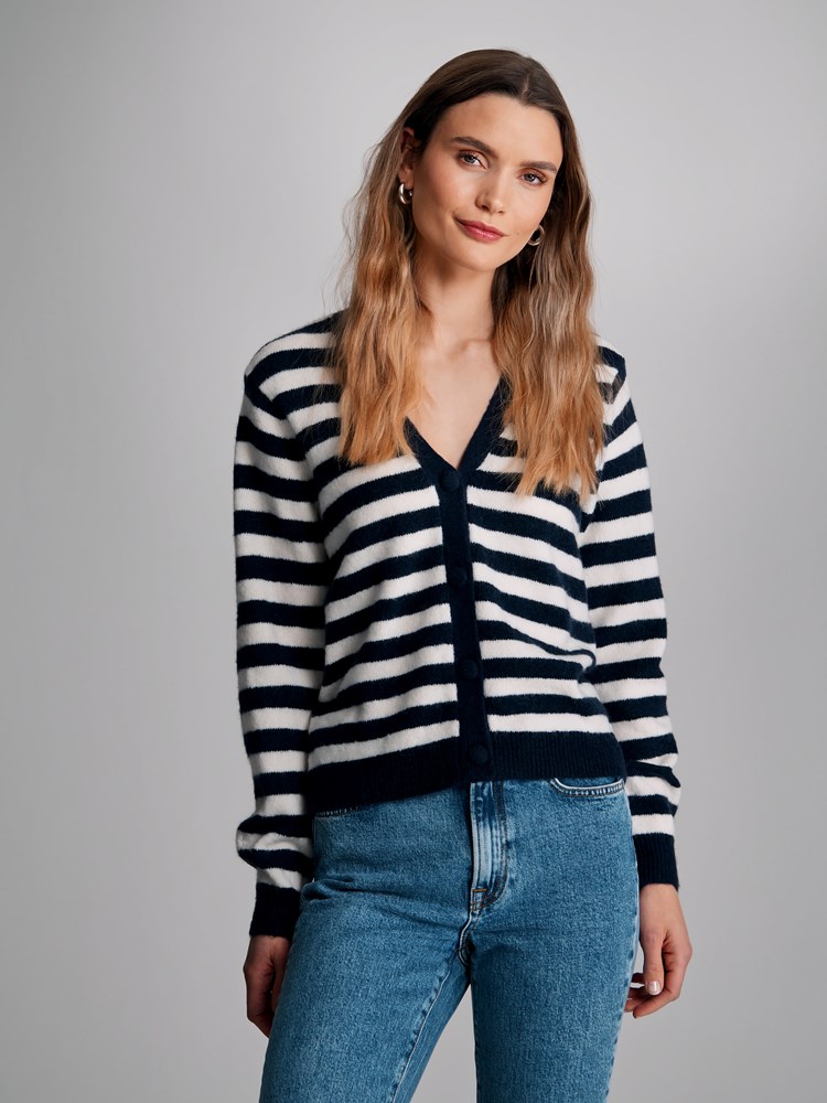 Serena stripet v-hals cardigan 7502660_EM1-VAVITE-S23-Modell-Front_chn=match_5324_Serena stripet v-hals cardigan EM1 7502660.jpg_Front||Front