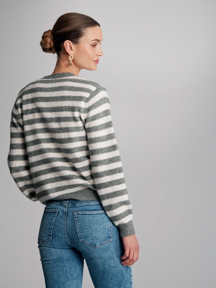 Serena stripet v-hals cardigan 7502660_GLS-VAVITE-S23-Modell-Back_chn=match_9685_Serena stripet v-hals cardigan GLS 7502660.jpg_Back||Back