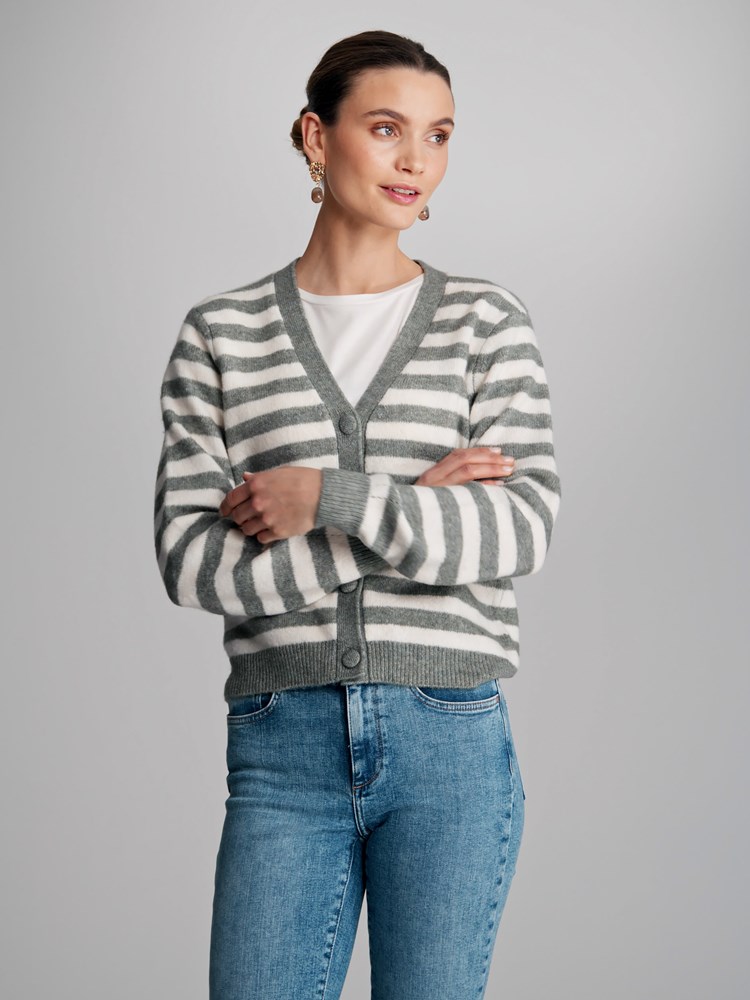 Serena stripet v-hals cardigan 7502660_GLS-VAVITE-S23-Modell-Front_chn=match_5549_Serena stripet v-hals cardigan GLS_Serena stripet v-hals cardigan GLS 7502660.jpg_Front||Front