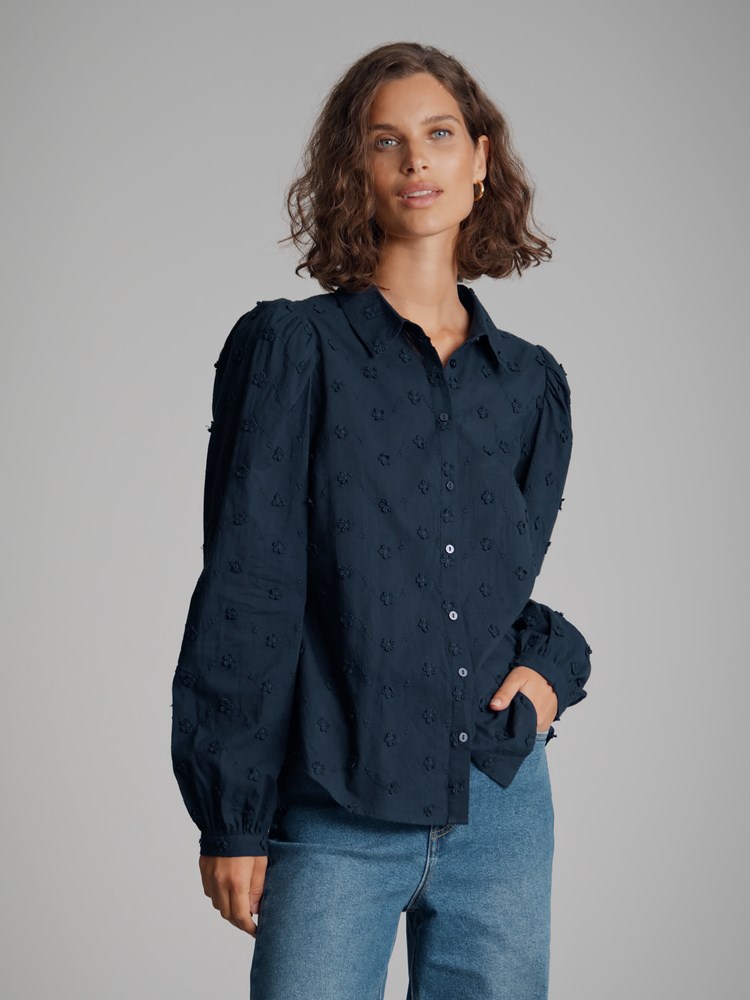 Bennie blondeskjorte 7502711_EM6-MARIEPHILIPPE-A22-Modell-Front_chn=match_1809_Bennie blondeskjorte EM6 7502711.jpg_Front||Front