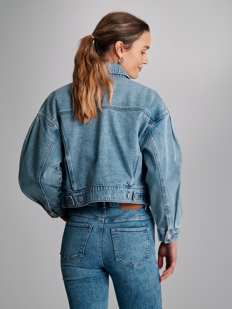 Aiko denimjakke 7502732_DAB-DONNA-S23-Modell-Back_chn=match_8811_Aiko denimjakke DAB 7502732.jpg_Back||Back