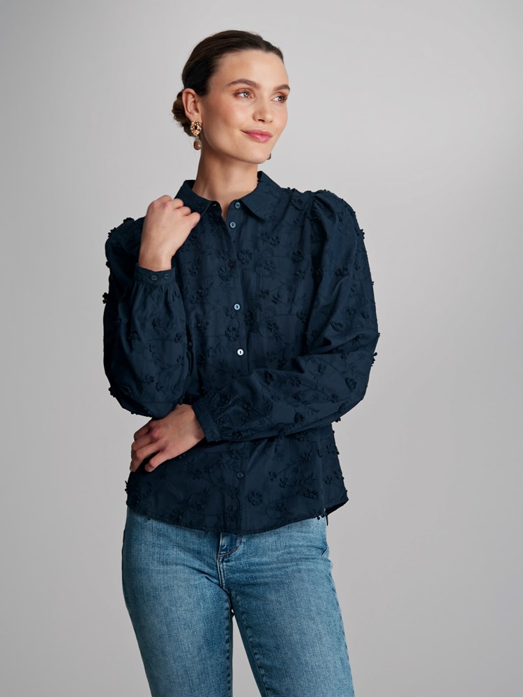Bennie blondeskjorte 7502933_EM6-MARIEPHILIPPE-S23-Modell-Front_chn=match_5185_Bennie blondeskjorte EM6 7502933.jpg_Front||Front