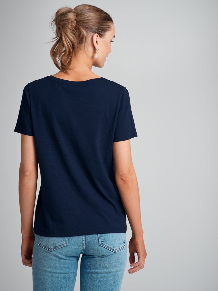 Olivia v-hals t-skjorte 7503116_EM1-VAVITE-H23-Modell-Back_chn=match_6964_Olivia v-hals t-skjorte EM1_Olivia v-hals t-skjorte EM1 7503116.jpg_Back||Back