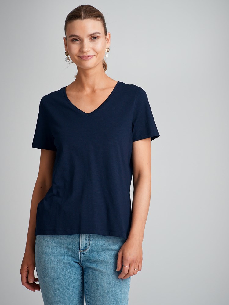Olivia v-hals t-skjorte 7503116_EM1-VAVITE-H23-Modell-Front_chn=match_5713_Olivia v-hals t-skjorte EM1_Olivia v-hals t-skjorte EM1 7503116.jpg_Front||Front