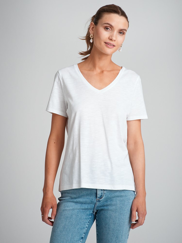 Olivia v-hals t-skjorte 7503116_O68-VAVITE-H23-Modell-Front_chn=match_1810_Olivia v-hals t-skjorte O68_Olivia v-hals t-skjorte O68 7503116.jpg_Front||Front