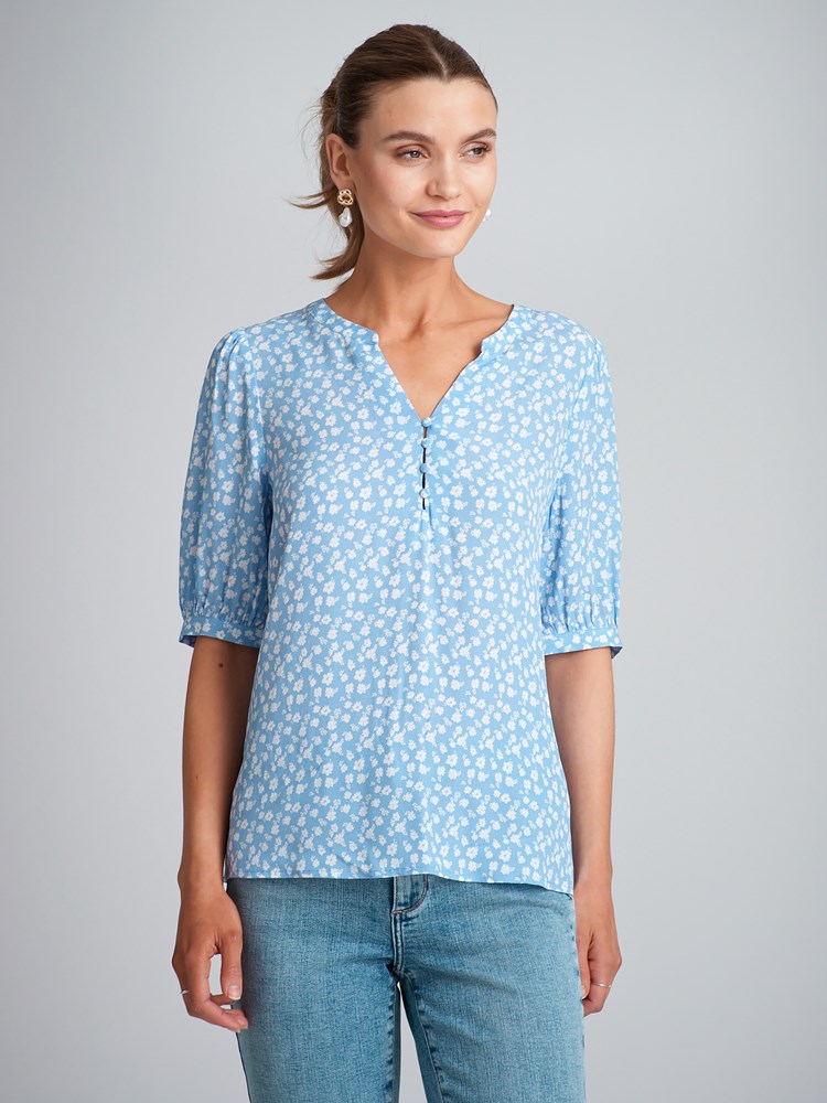 Ariel pufferm bluse 7503256_ECJ-VAVITE-H23-Modell-Front_chn=match_1286_Ariel pufferm bluse ECJ 7503256.jpg_Front||Front