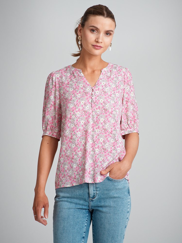 Ariel pufferm bluse 7503256_MOB-VAVITE-H23-Modell-Front_chn=match_5439_Ariel pufferm bluse MOB 7503256.jpg_Front||Front