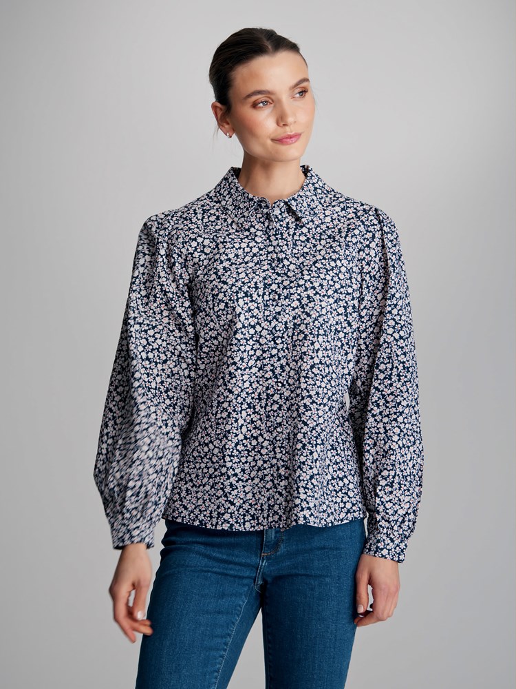 Aria bluse 7503432_EM1-VAVITE-S23-Modell-Front_chn=match_3061_Aria bluse EM1_Aria bluse EM1 7503432.jpg_Front||Front