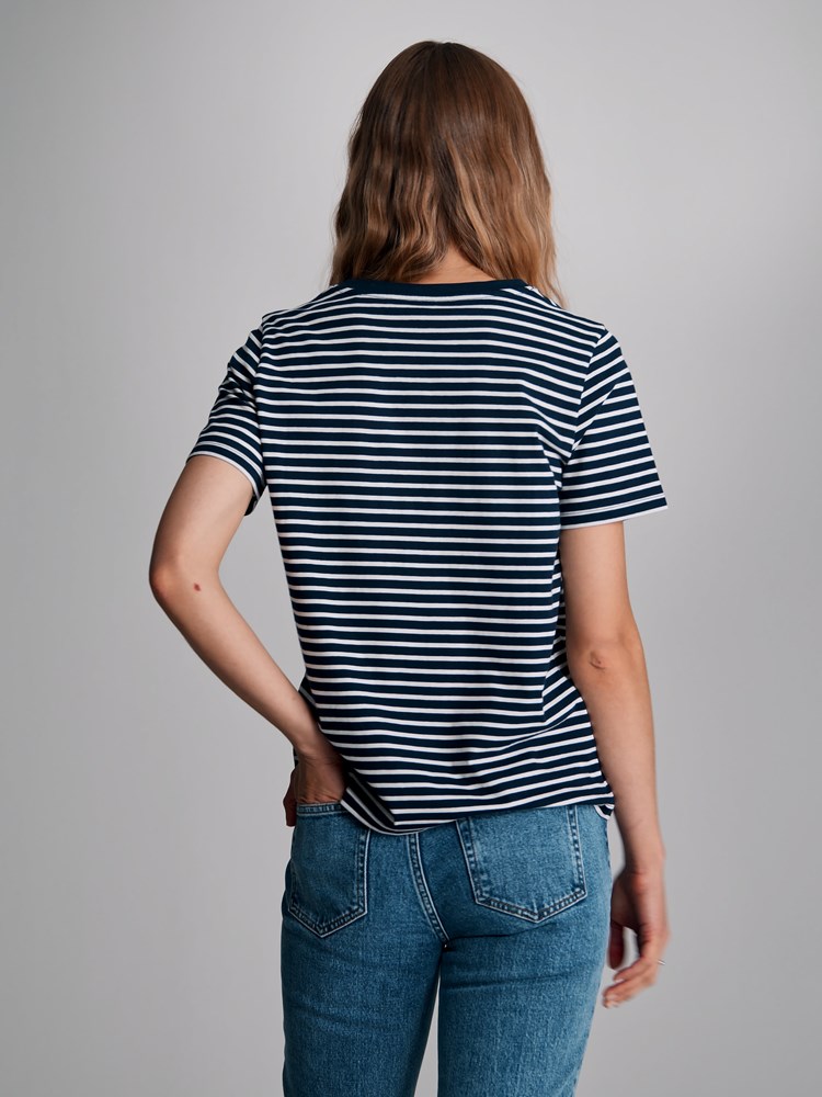 Olivia stripet t-skjorte 7503615_EM1-VAVITE-S23-Modell-Back_chn=match_9084_Olivia stripet t-skjorte EM1_Olivia stripet t-skjorte EM1 7503615.jpg_Back||Back