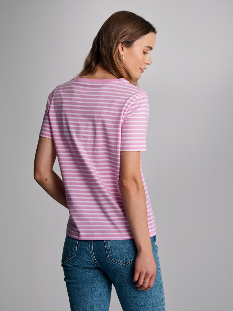 Olivia stripet t-skjorte 7503615_R09-VAVITE-S23-Modell-Back_chn=match_9084_Olivia stripet t-skjorte R09 7503615.jpg_Back||Back