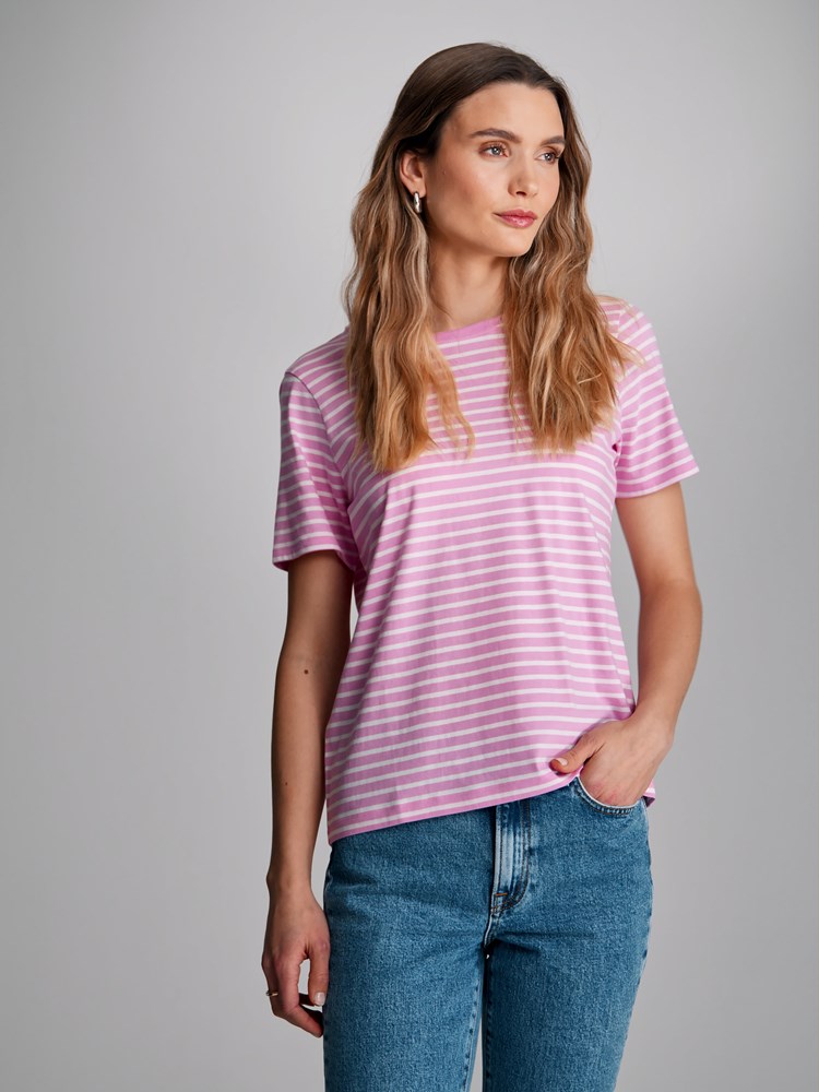 Olivia stripet t-skjorte 7503615_R09-VAVITE-S23-Modell-Front_chn=match_9084_Olivia stripet t-skjorte R09 7503615.jpg_Front||Front