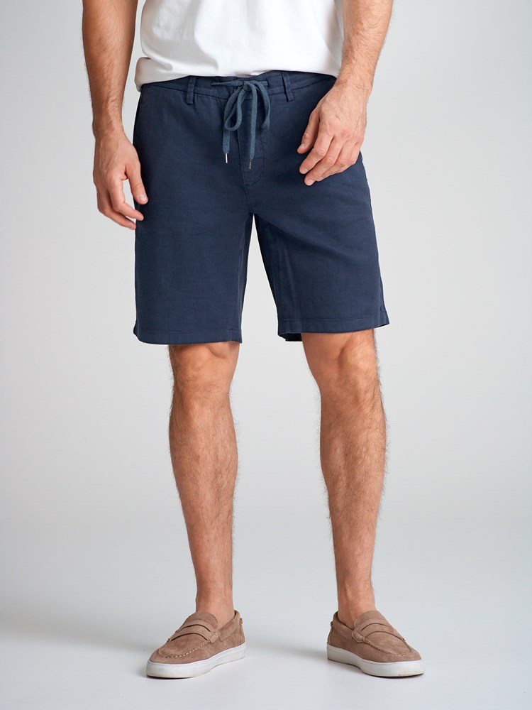 Mauro linmiks bermudashorts 7504073_EGC-MARIOCONTI-H23-Modell-Front_chn=match_5752_Mauro linmiks bermudashorts EGC.jpg_Front||Front