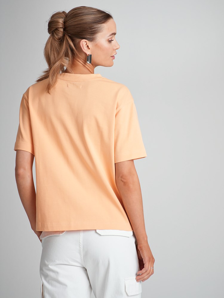 Gabby t-skjorte 7504175_K1P-DONNA-H23-Modell-Back_chn=match_4986_Gabby t-skjorte K1P_Gabby t-skjorte K1P 7504175.jpg_Back||Back