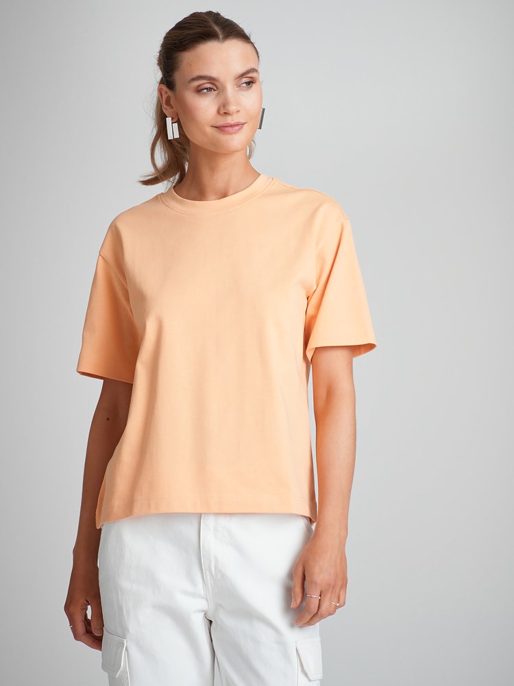 Gabby t-skjorte 7504175_K1P-DONNA-H23-Modell-Front_chn=match_2666_Gabby t-skjorte K1P_Gabby t-skjorte K1P 7504175.jpg_Front||Front