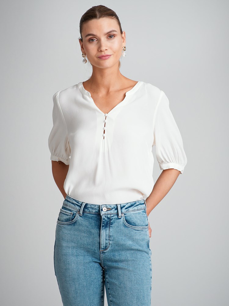Ariel bluse 7504234_O79-VAVITE-H23-Modell-Front_chn=match_2268_Ariel bluse O79 7504234.jpg_Front||Front