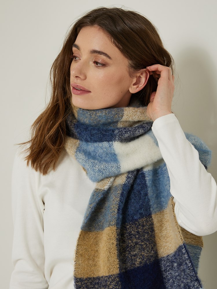 Lucie skjerf 7504255_EAW-JEANPAUL-A23-Modell-Front_1521_Lucie skjerf EAW_Lucie skjerf EAW 7504255.jpg_Front||Front