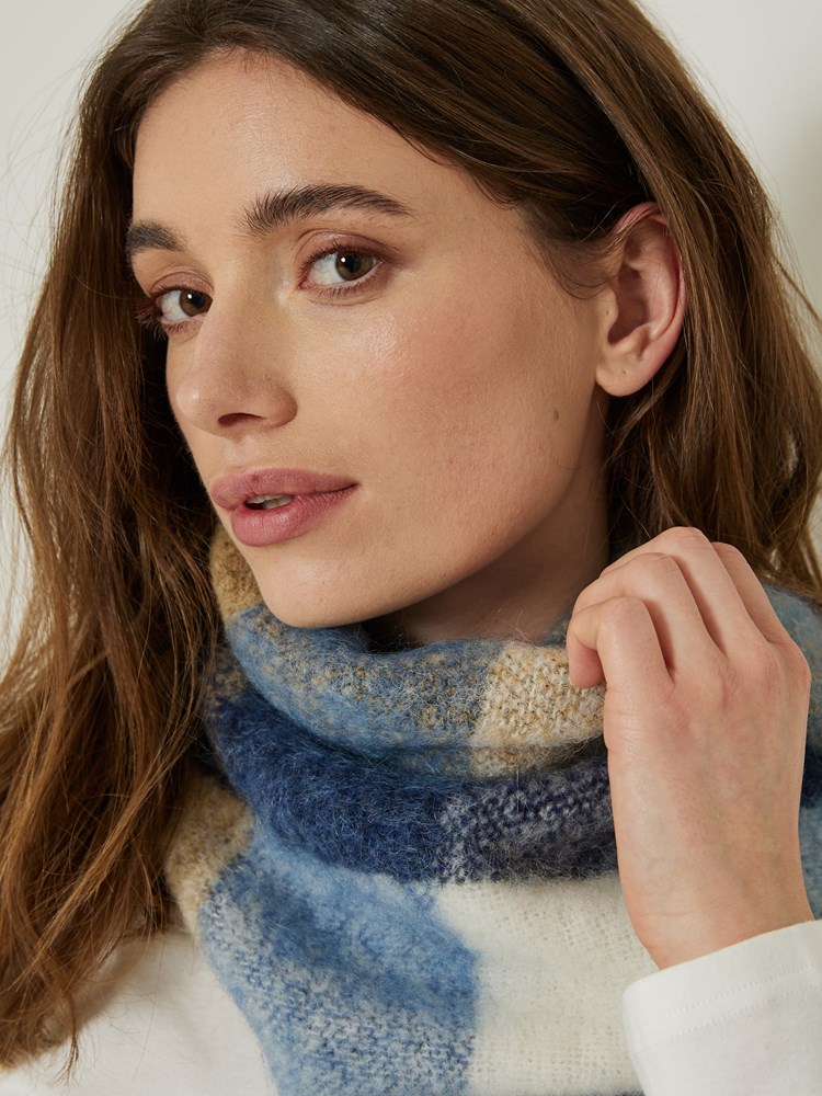 Lucie skjerf 7504255_EAW-JEANPAUL-A23-Modell-Front_4091_Lucie skjerf EAW_Lucie skjerf EAW 7504255.jpg_Front||Front