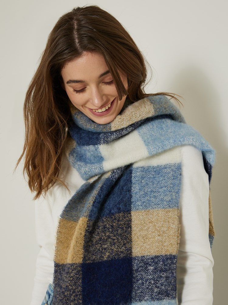 Lucie skjerf 7504255_EAW-JEANPAUL-A23-Modell-Front_4637_Lucie skjerf EAW_Lucie skjerf EAW 7504255.jpg_Front||Front