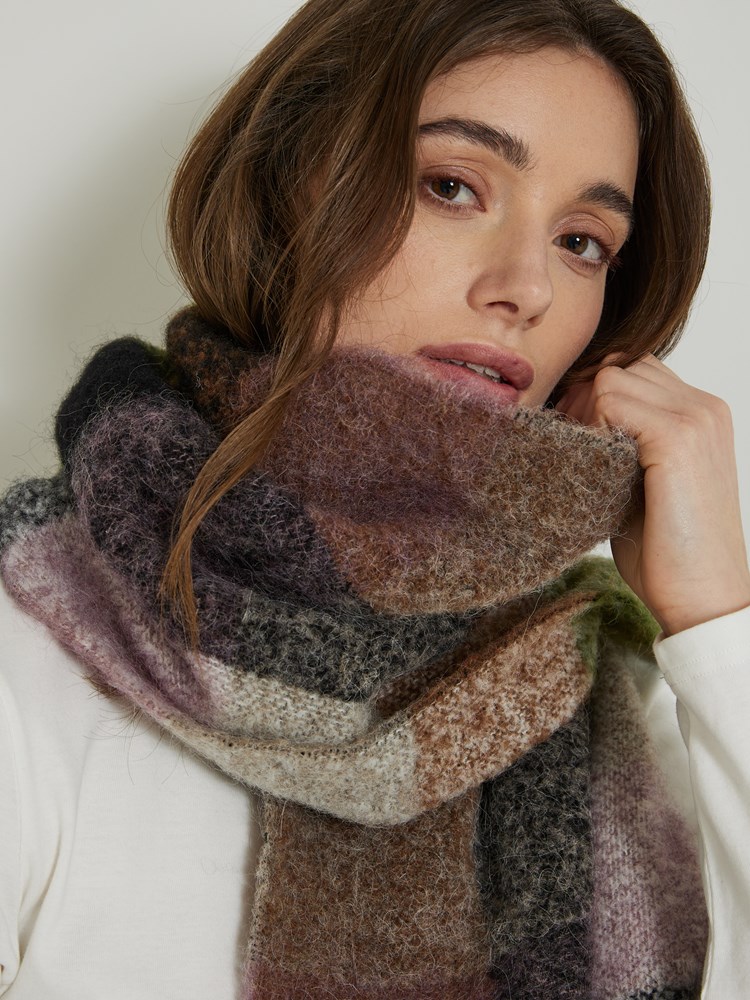 Lucie skjerf 7504255_GMT-JEANPAUL-A23-Modell-Front_4400_Lucie skjerf GMT_Lucie skjerf GMT 7504255.jpg_Front||Front